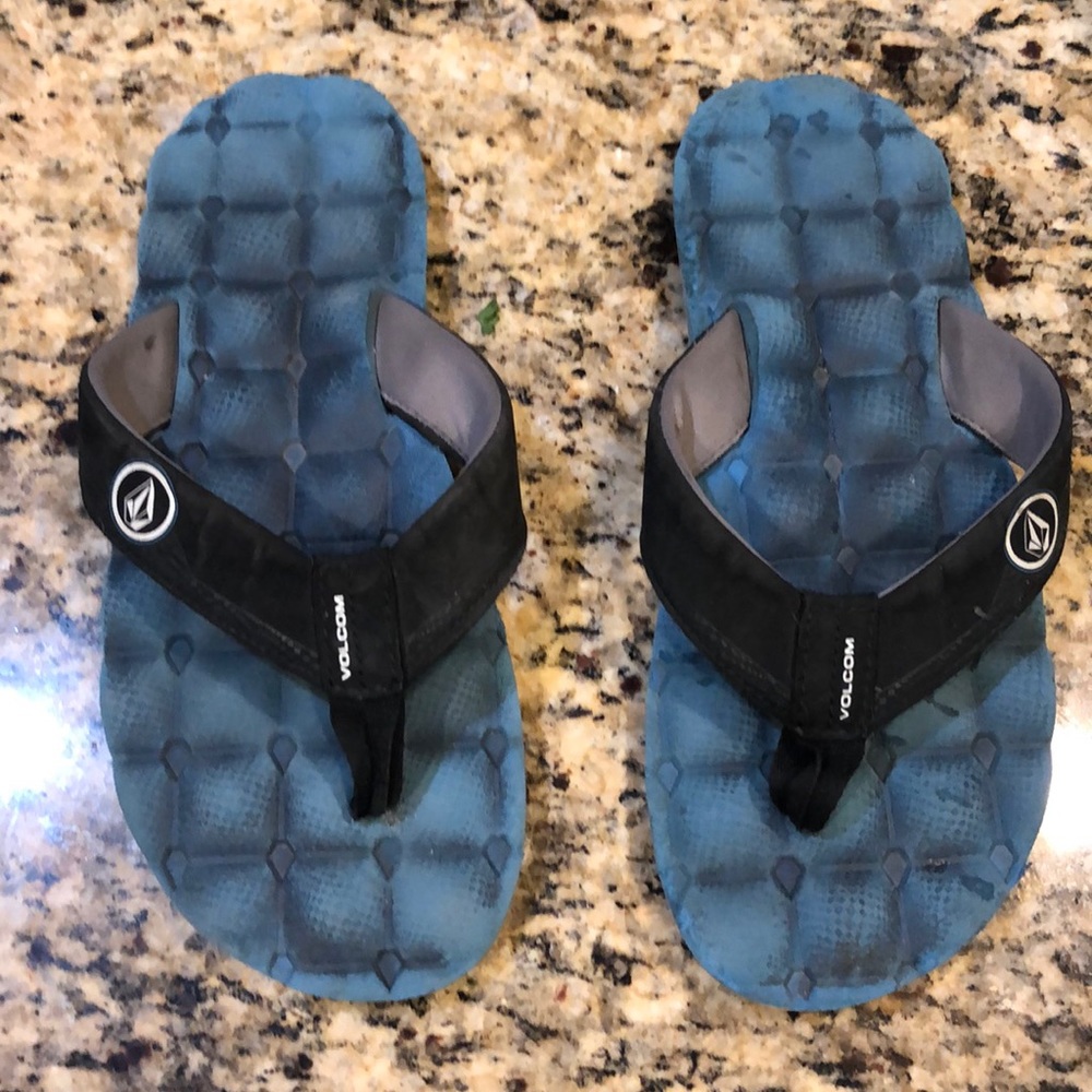 Kids volcom flip flops